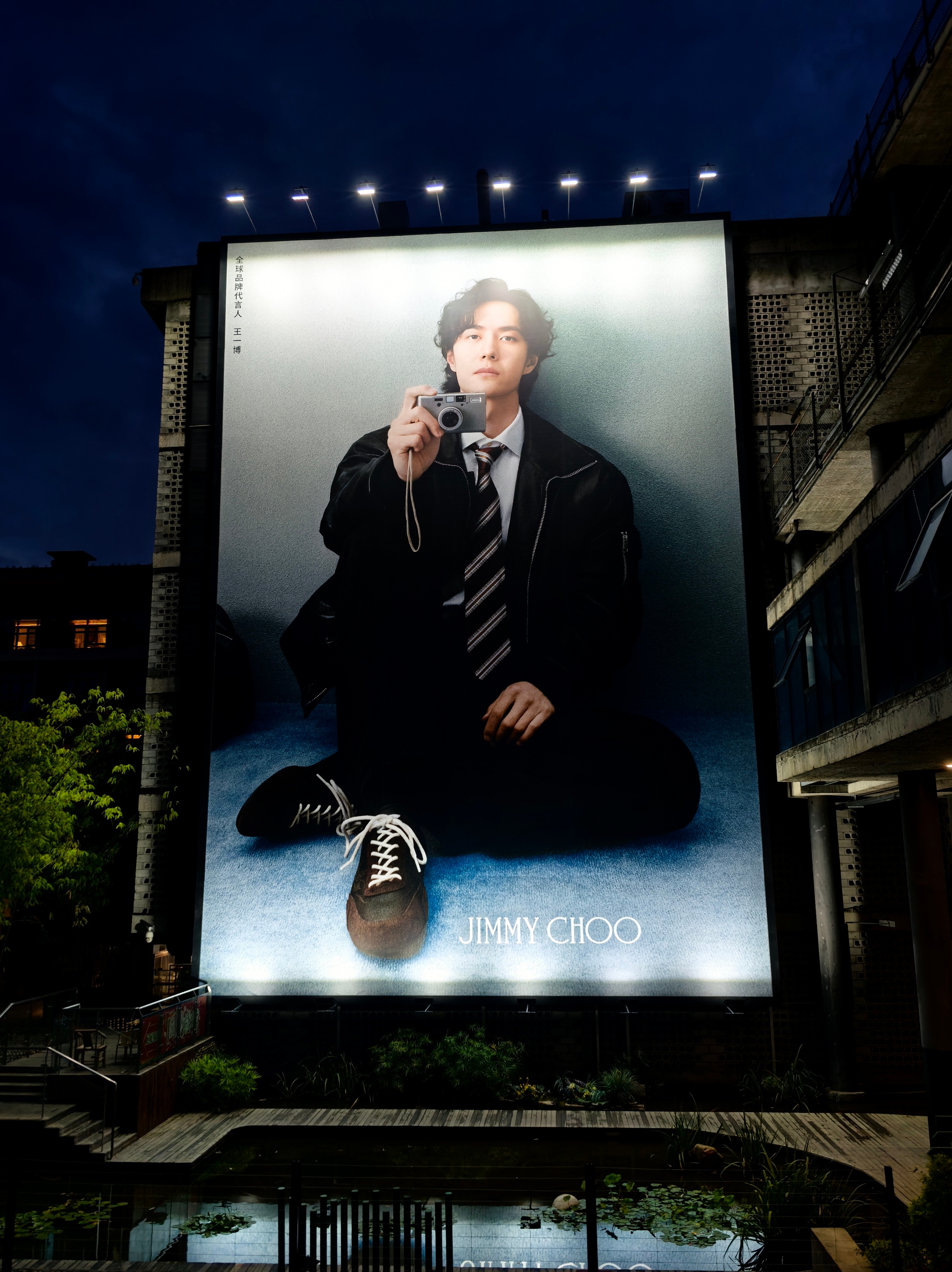 JimmyChoo这张拍的太好了 而且这个地广真的放的位置太对了jimmycho