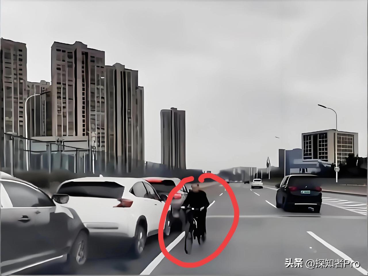 大爷始终是大爷
竟敢骑自行车🚴🏻‍♀️在车水马龙的高架逆行
造成3辆车追尾，
