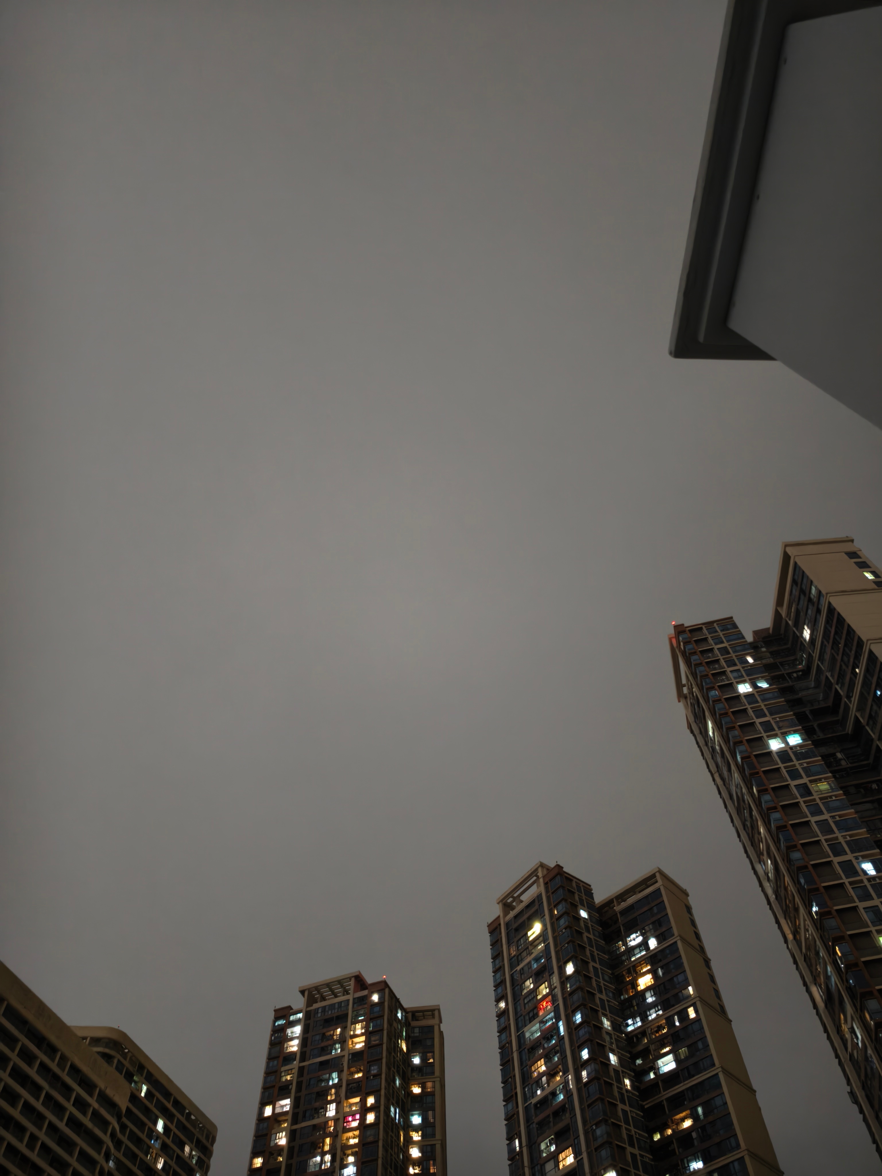 月全食在深圳，刚跑上天台，什么都没有，月亮光都没有啥都看不见啊 