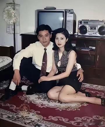 这张40年前的照片，呈现了当年普通人做梦都想拥有的“顶配人生”。

这台14寸黑