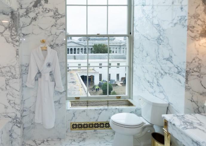 特朗普发布了一张白宫马桶的照片，看起来白宫的卫生间很小啊，马桶也小，还不是智能马