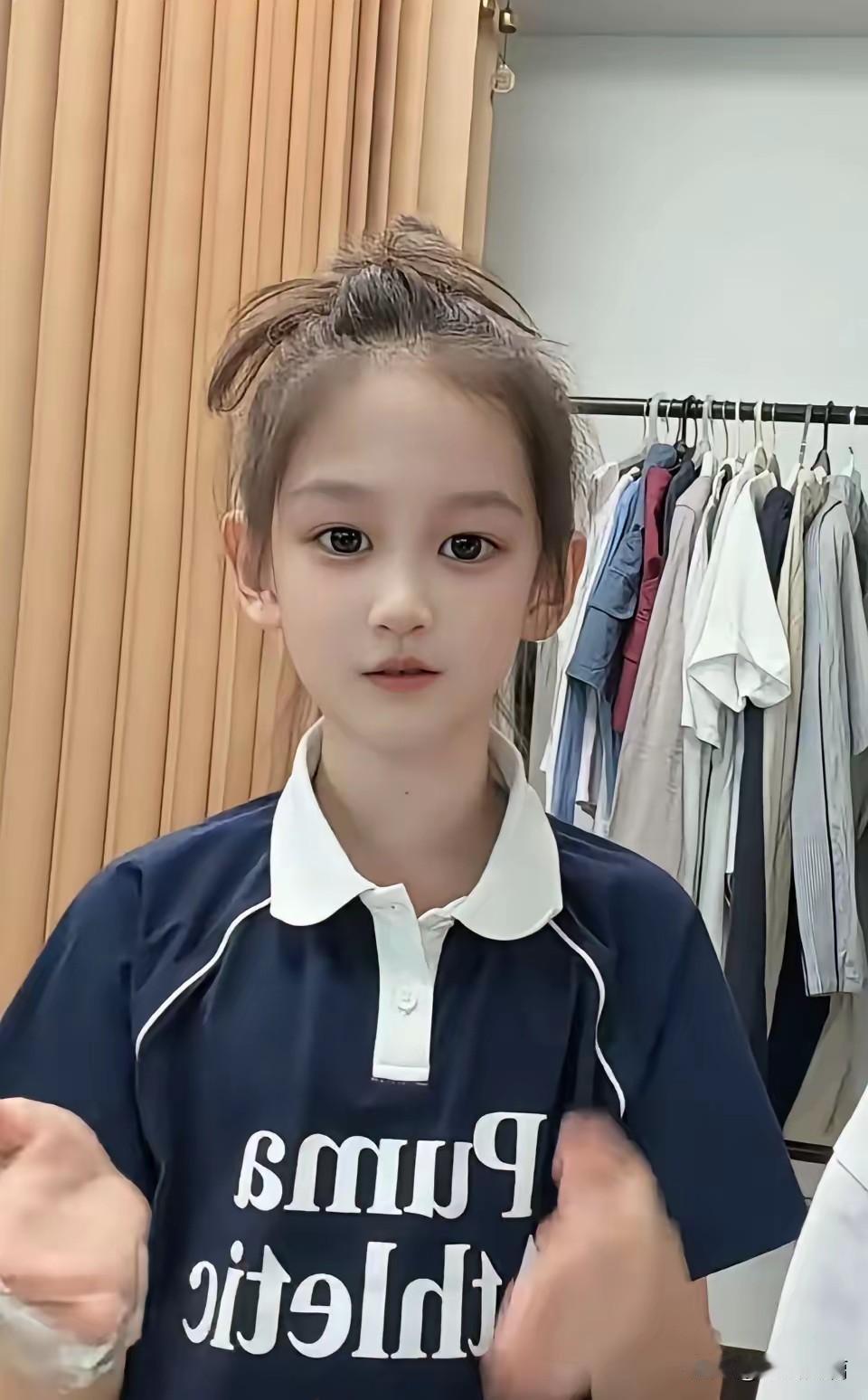 曹云金唐菀这小姑娘长的漂亮！滴溜溜的大眼睛，集合了父母的优点。
 
曹云金和唐菀