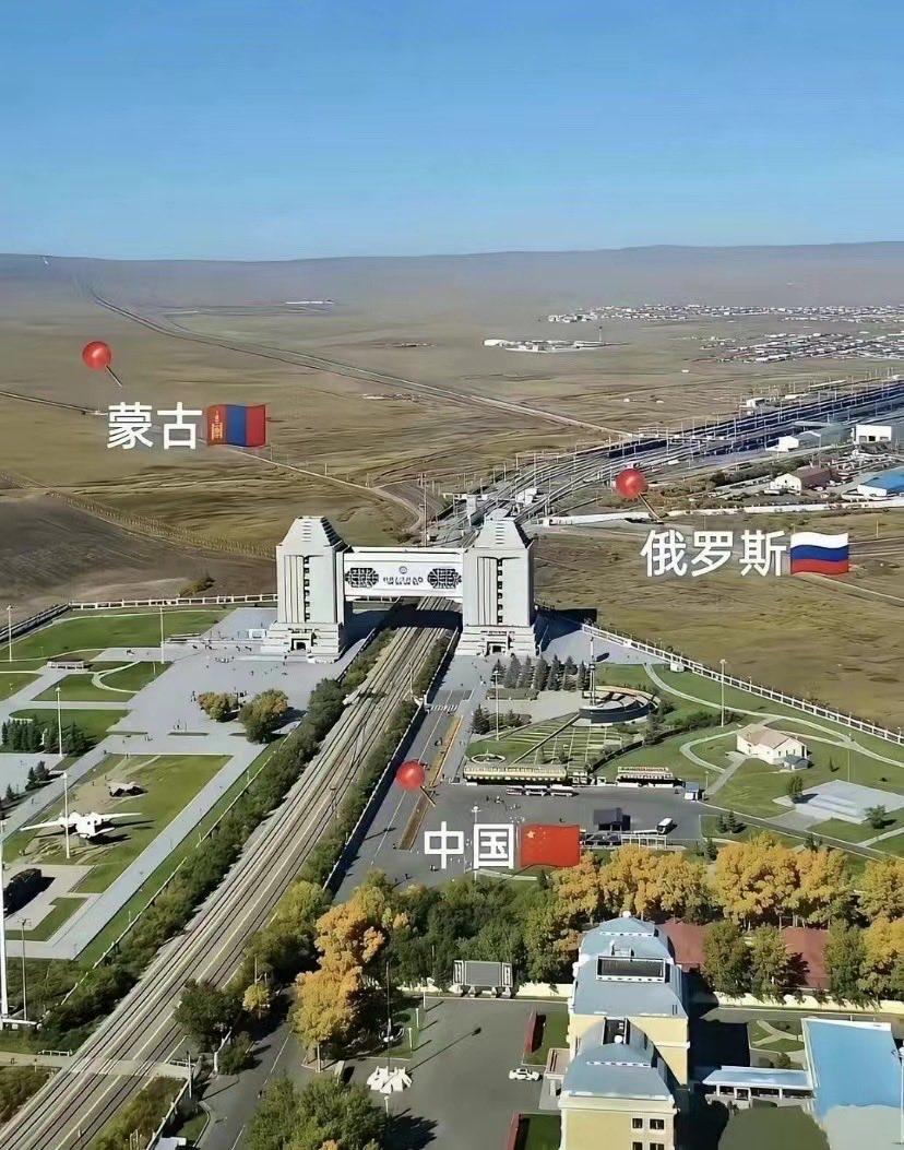 北疆草原之上，国门巍然矗立。
这里是中俄蒙三国交界的满洲里，中国最大的陆路口岸。