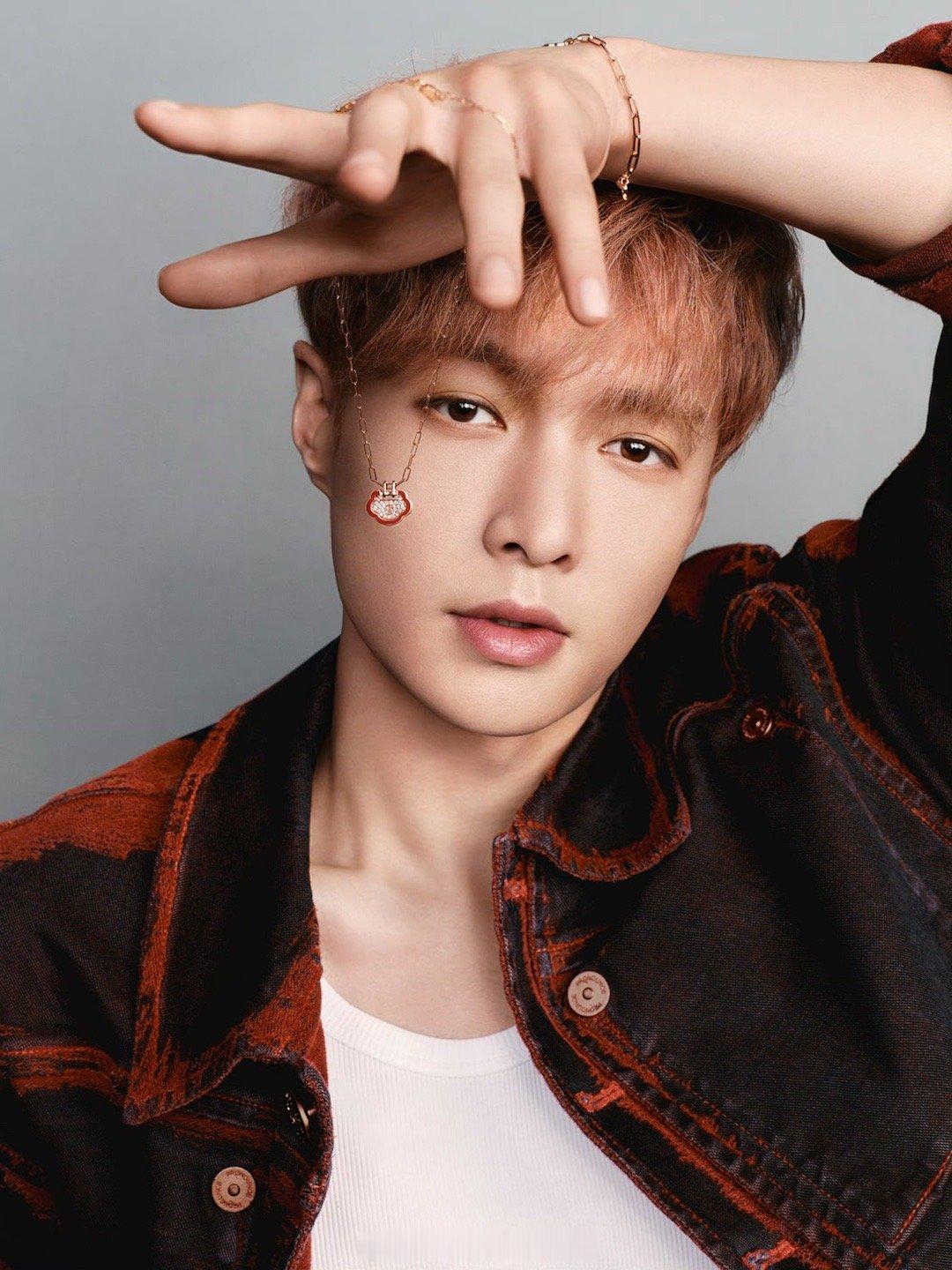 #张艺兴# 为QeelinYuYi系列拍的宣传片，东方如意锁5.20限定款。好好
