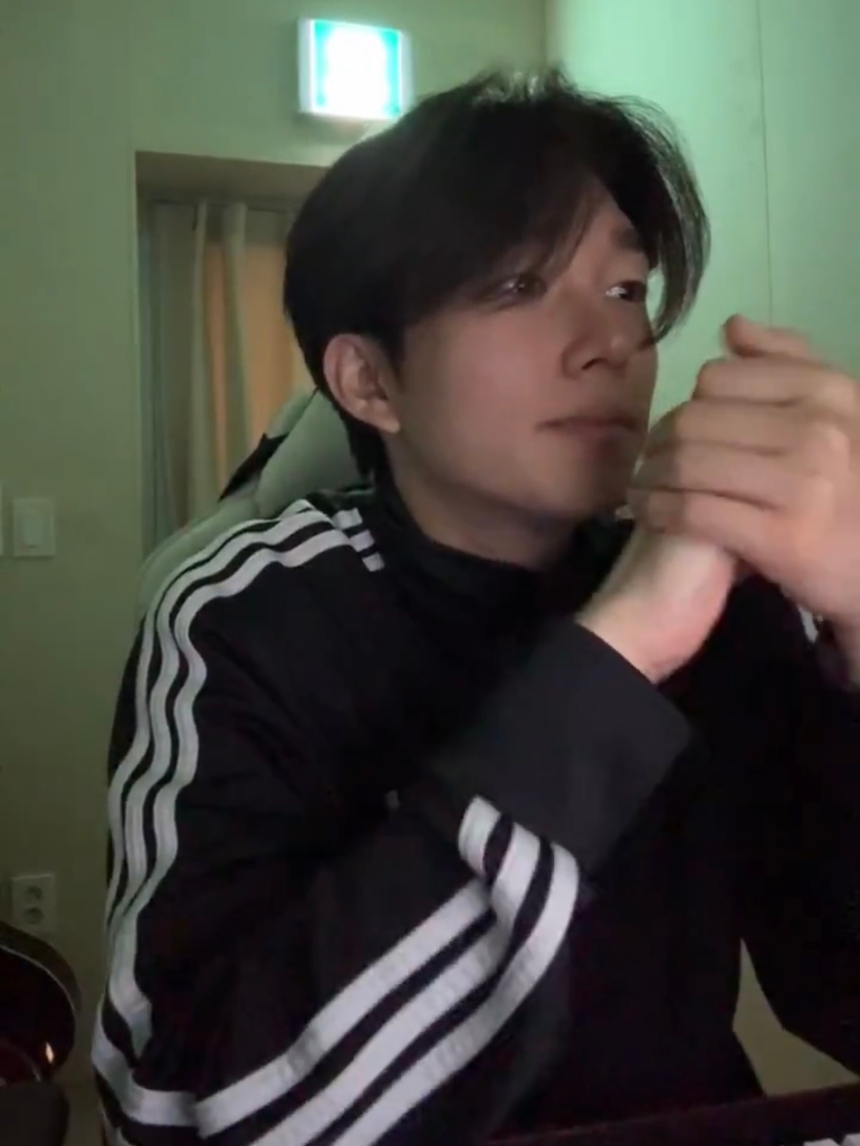 黑阿迪男直播中！ 