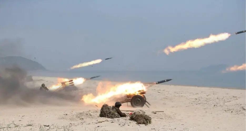 海滩开火的朝鲜75火箭炮