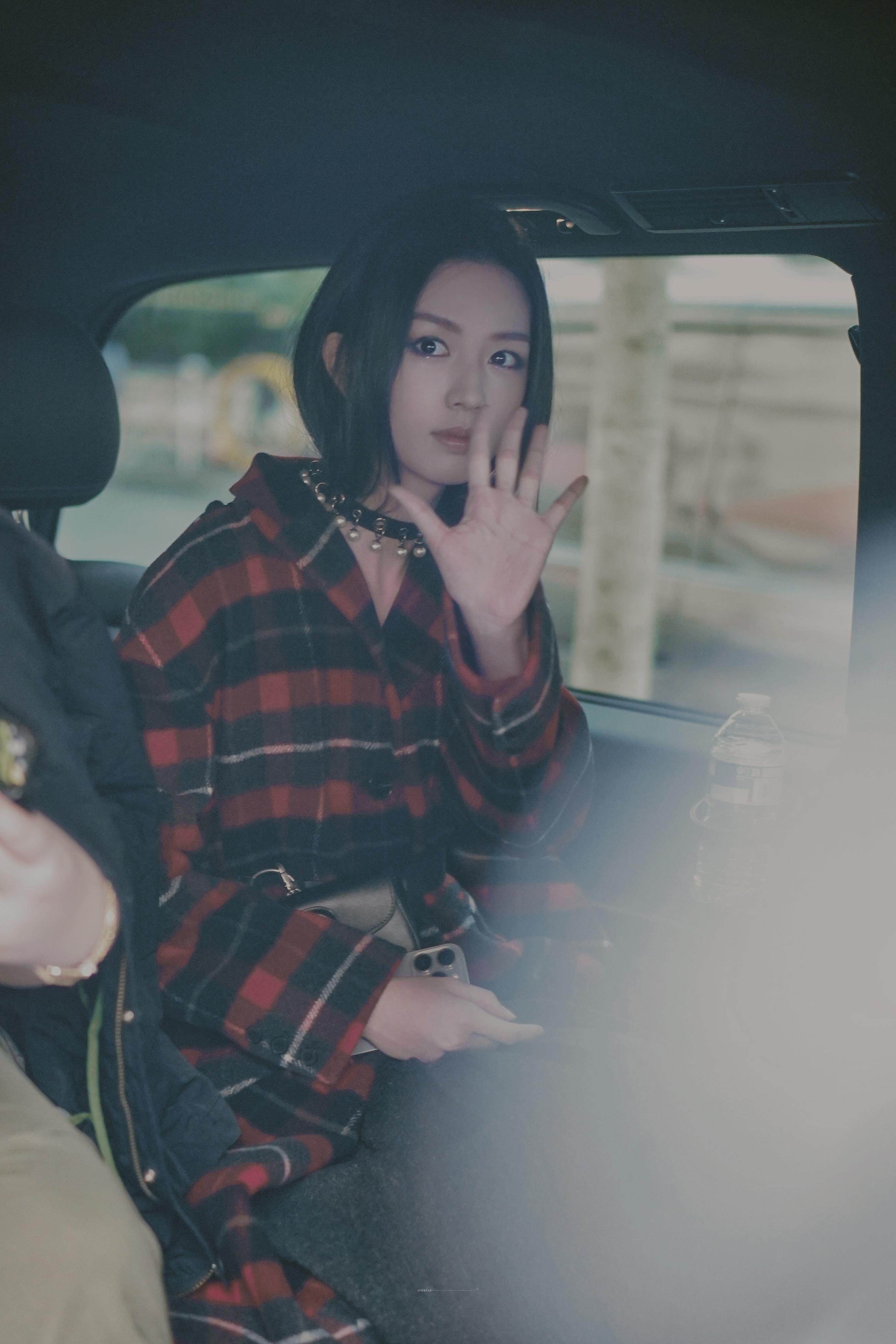 周也巴黎时装周路透烟熏妆slay全场！大事很妙的感觉，小魔女也子[哇] ​​​