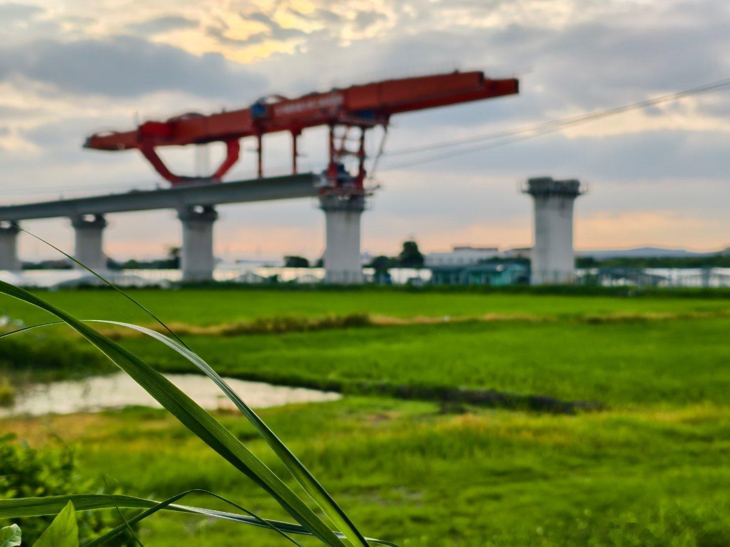中山商业城建观察录 这边制梁、运梁，那边架梁，一步步往前迈向深圳🚄     现