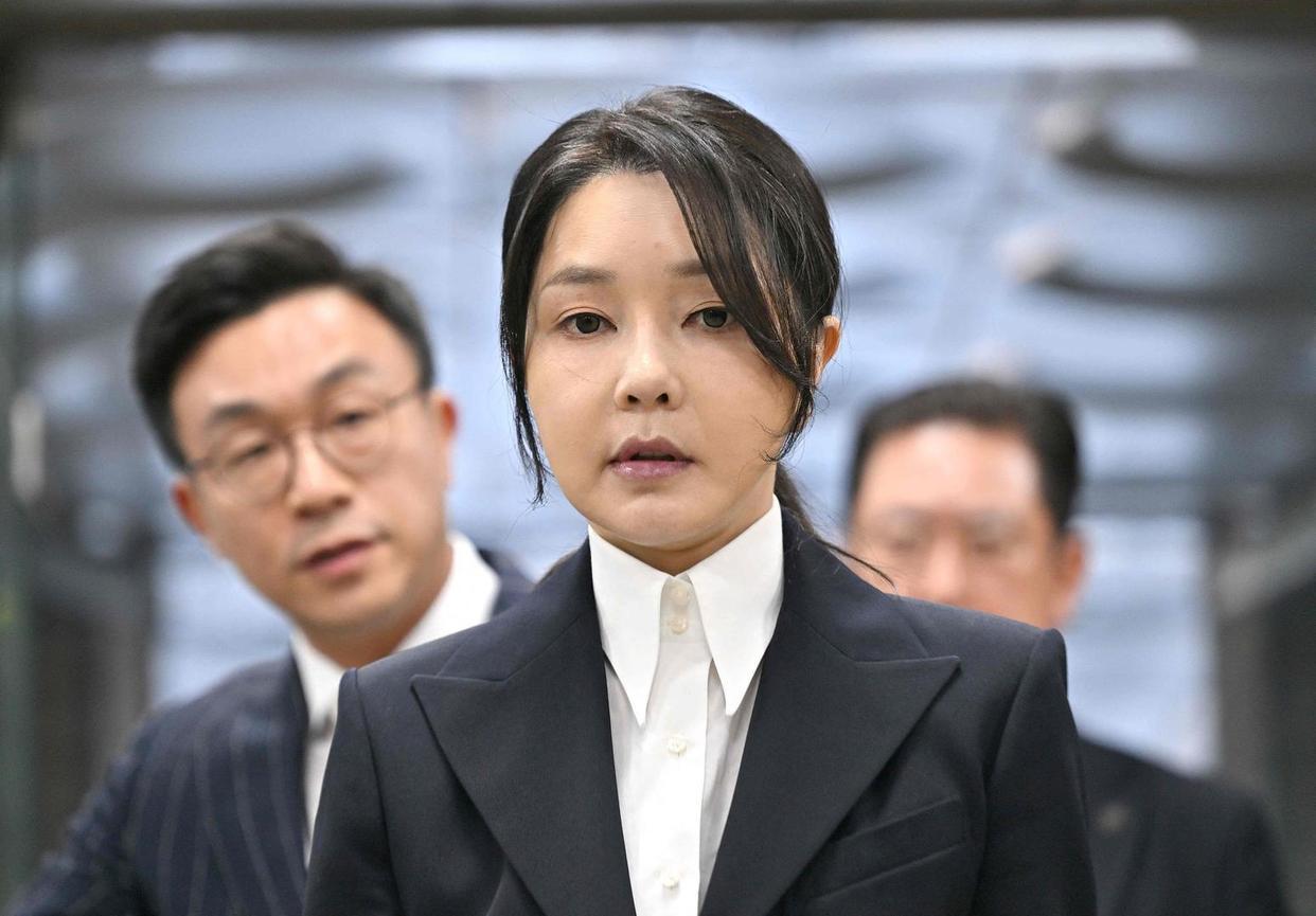庭审引发舆论热议，金建希称手拿包是第一夫人必需品
 
当地时间8月10日，韩国前