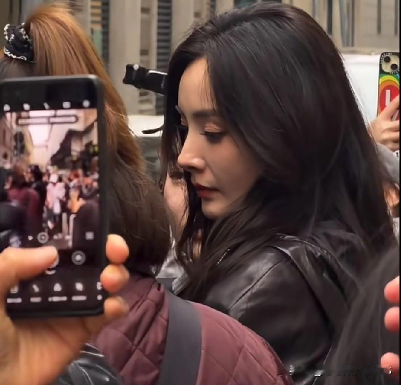 哎嘛，杨幂米兰时装周这状态绝了！真实镜头下，啥年纪就啥样，一点不装嫩。五官立体得