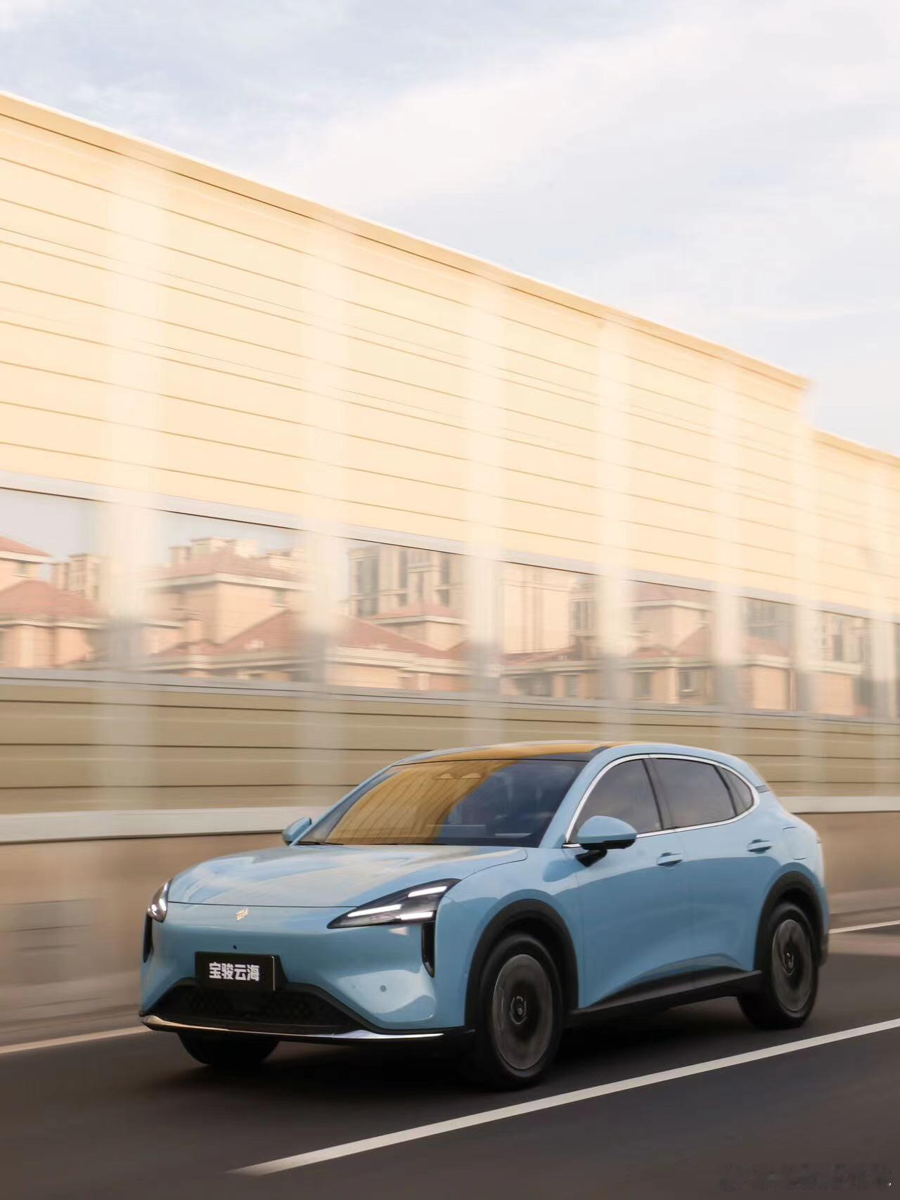 目前宝骏云海已知的三款外观颜色，个人觉得银灰色比较好看也很耐看；纵观各家品牌车型