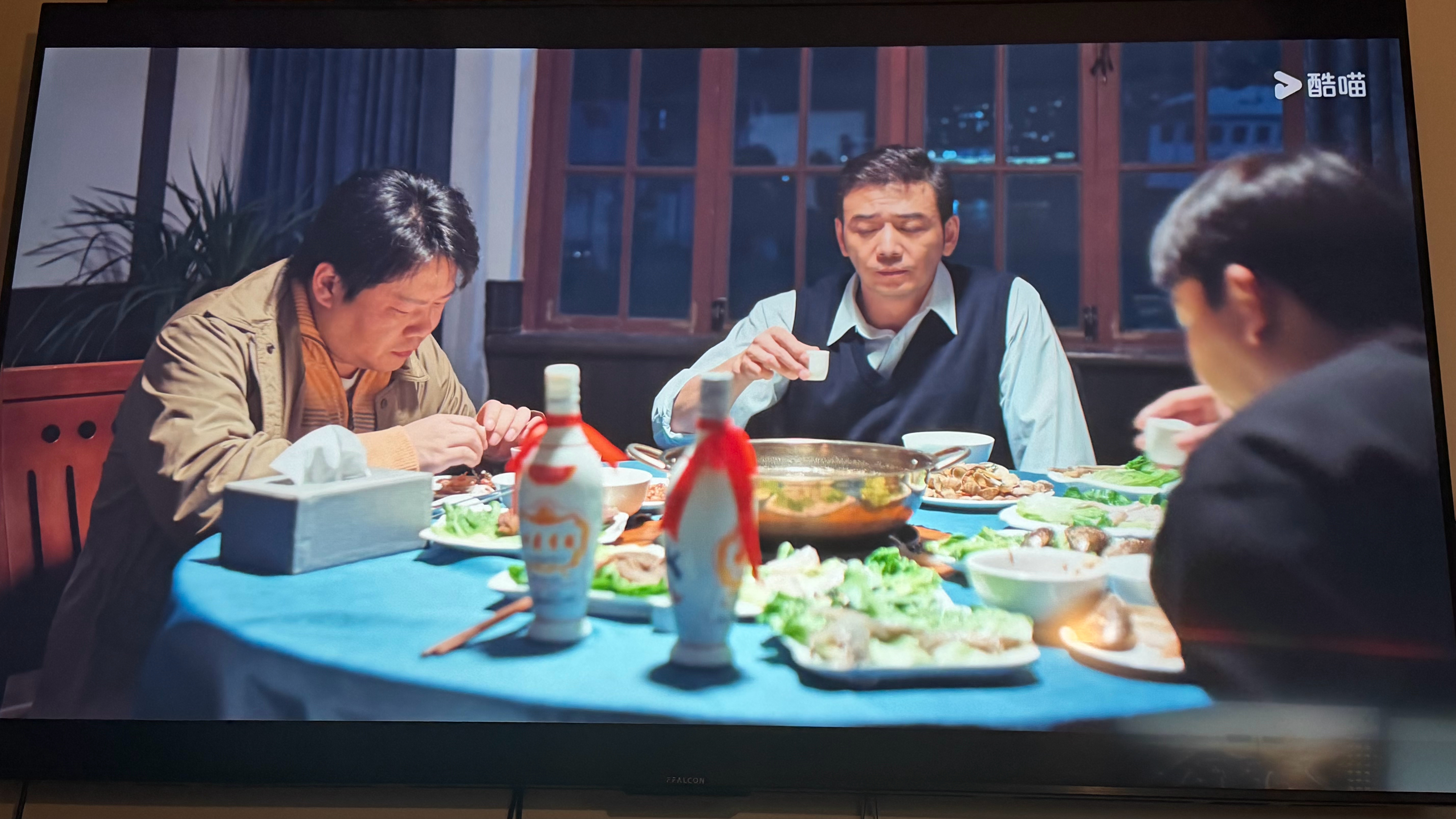 看了九集这俩人每次吃饭都吃火锅是因为道具这样好摆吗？ 