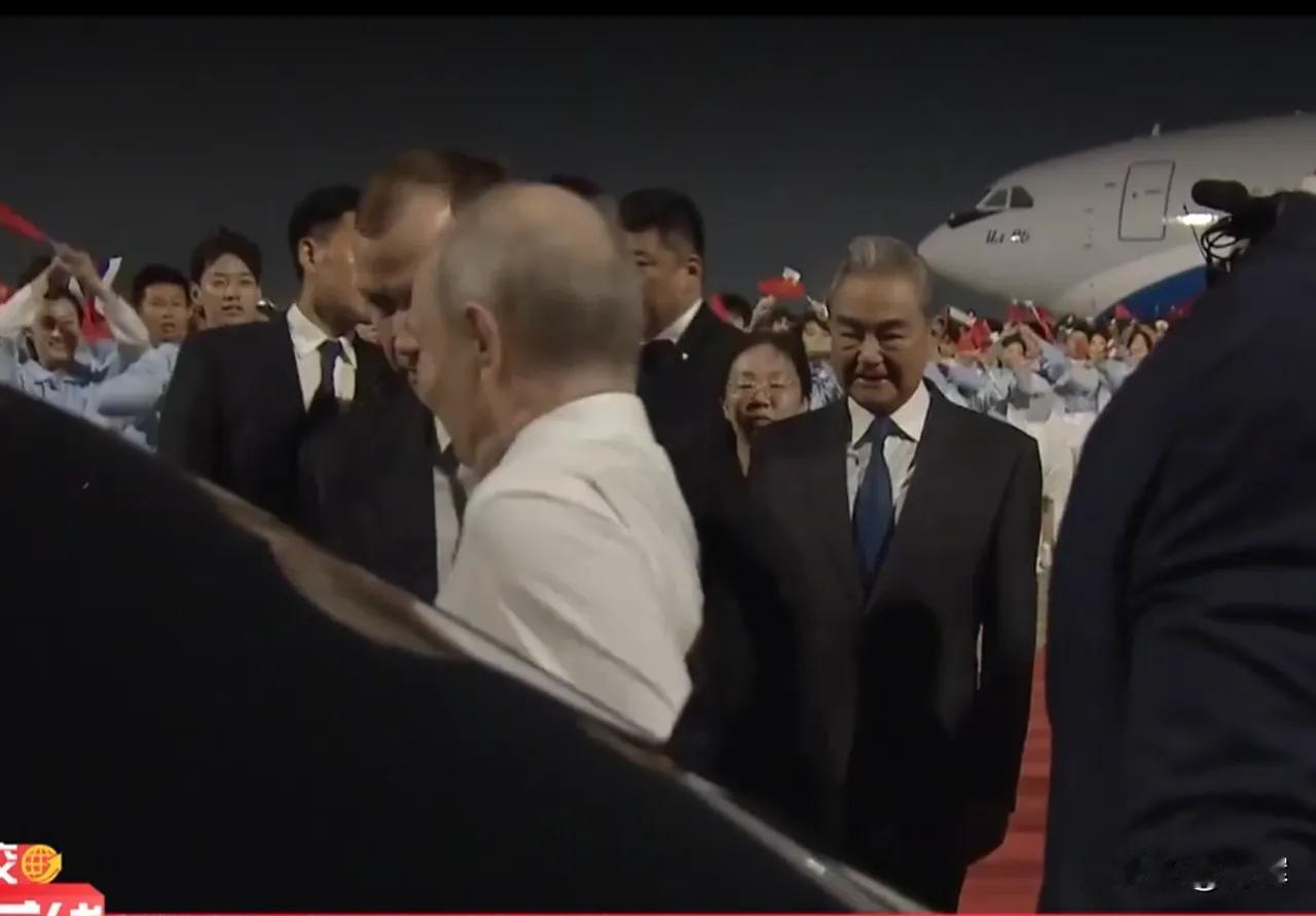安全指数全额拉满了！普京刚下飞机不久，还没等上专车，他竟然不假思索地习惯性地脱下