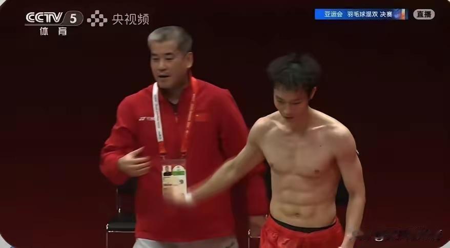 这么健硕的身材不拿冠军真是对不起人

邦邦哥这一身腱子肉，一看就是勤奋、自律的人