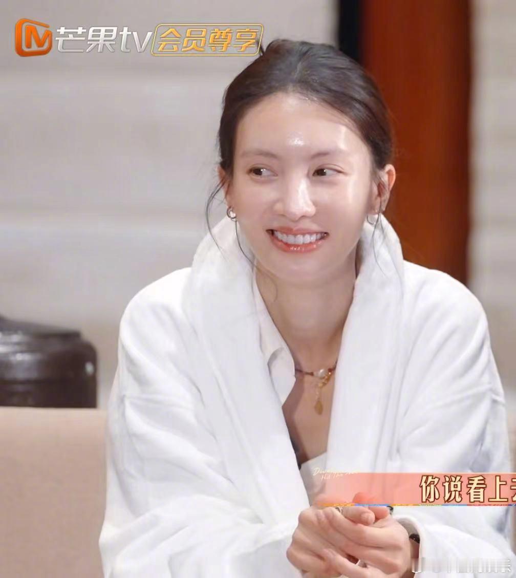 #金晨裸妆#不得不说在《花儿与少年6》里的皮肤状态好能打，#金晨[超话]#怼脸拍