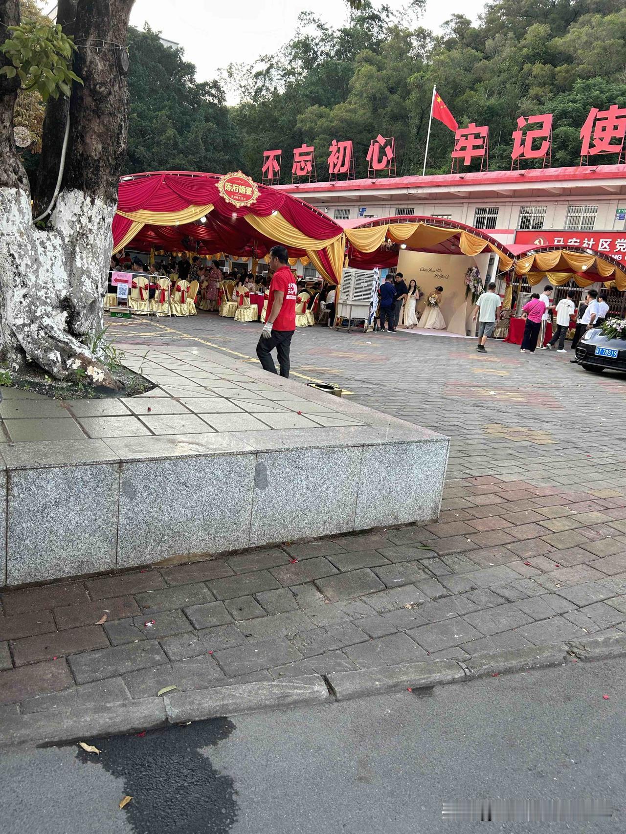 广东人结婚是安安静静的。既没有乐队，也没请腰队，也没看到搞结婚典礼。
这和我们湖