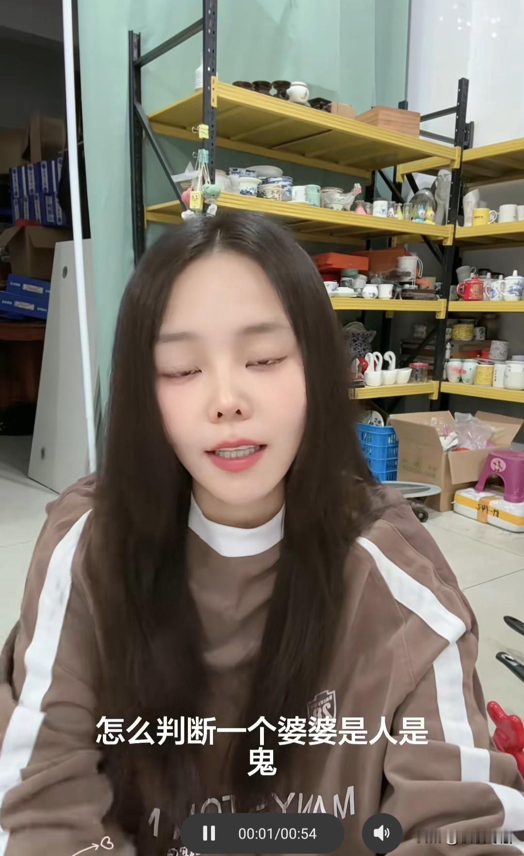 熊磊今天用画外音，问怎样判断一个婆婆是人是鬼，感觉有人在幕后指点，或许是她内心独