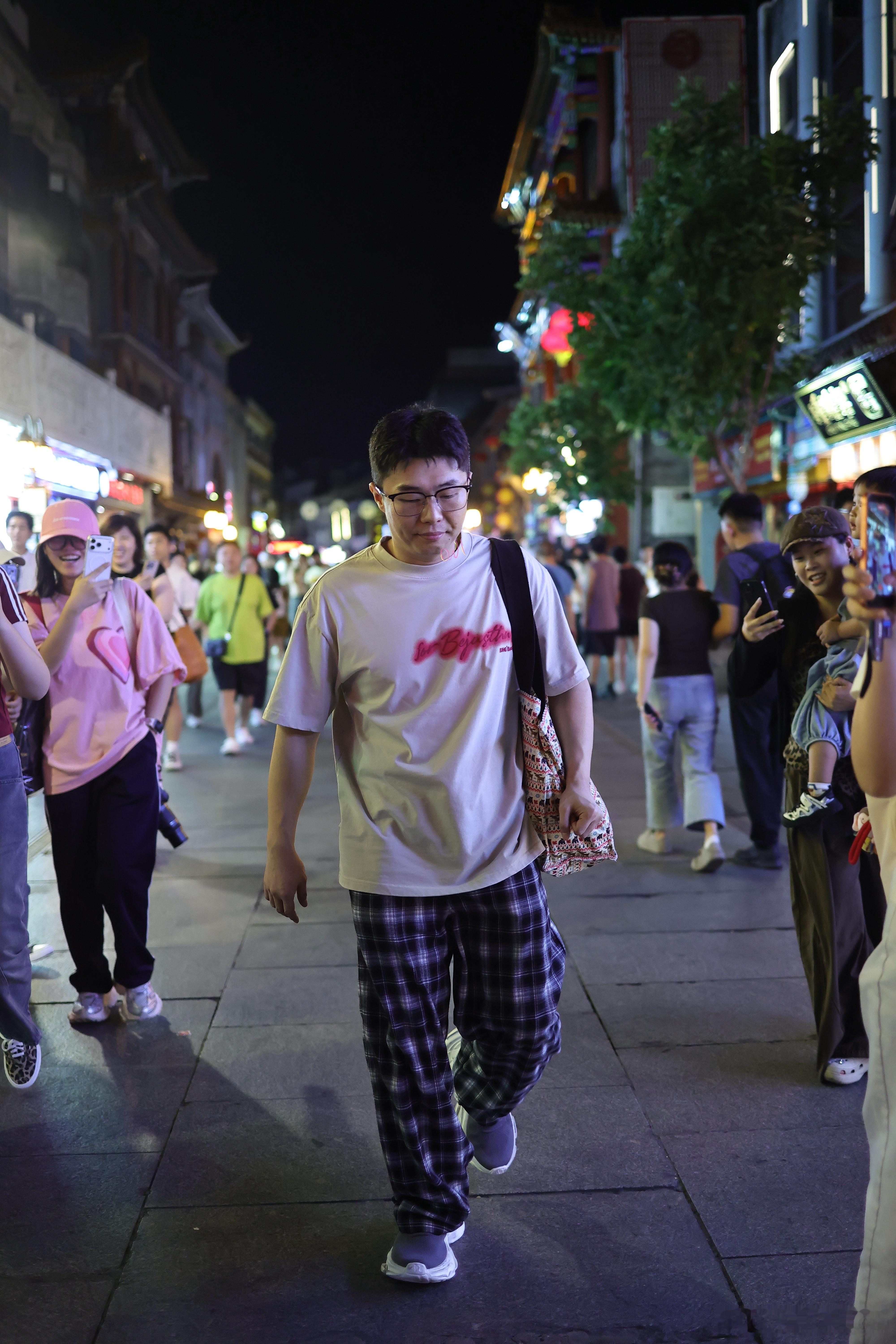 周九良[超话]  20260904 广德楼 晚场下班下班快乐～辛苦啦✧٩(ˊωˋ