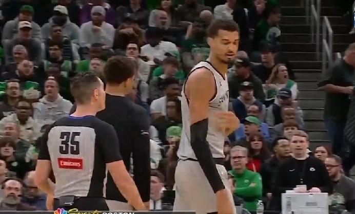 低开高走！NBA马刺掀翻绿凯，文班亚马21分期+6板+3帽，数据体现不了文班的价