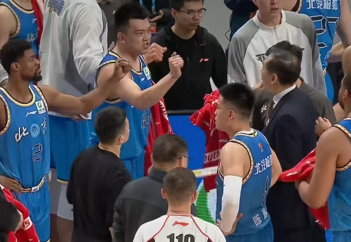 北京男篮主场83:88惜败上海，不能怨周琦；也不能怨陈盈俊；更不能怪罪翟晓川和雷