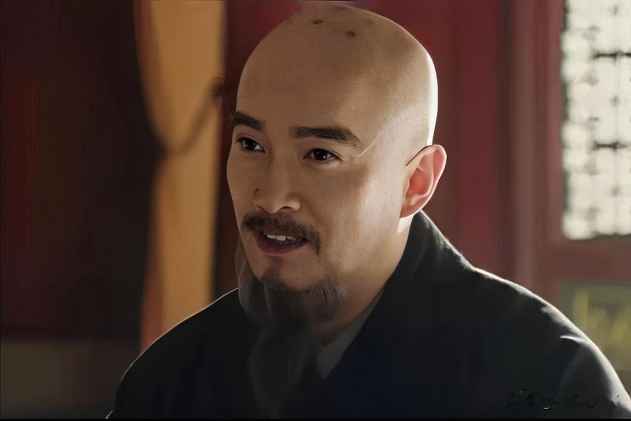 姚广孝帮朱棣夺得天下，
为什么一辈子穿黑衣服？
朱棣打进南京那天，满朝文武跪了一