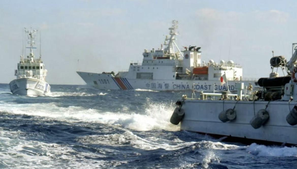 每次都是这个“鹤丸”号，原来如此！
盆脚鸡的鹤丸号名义上是9吨级小渔船，实际由鬼