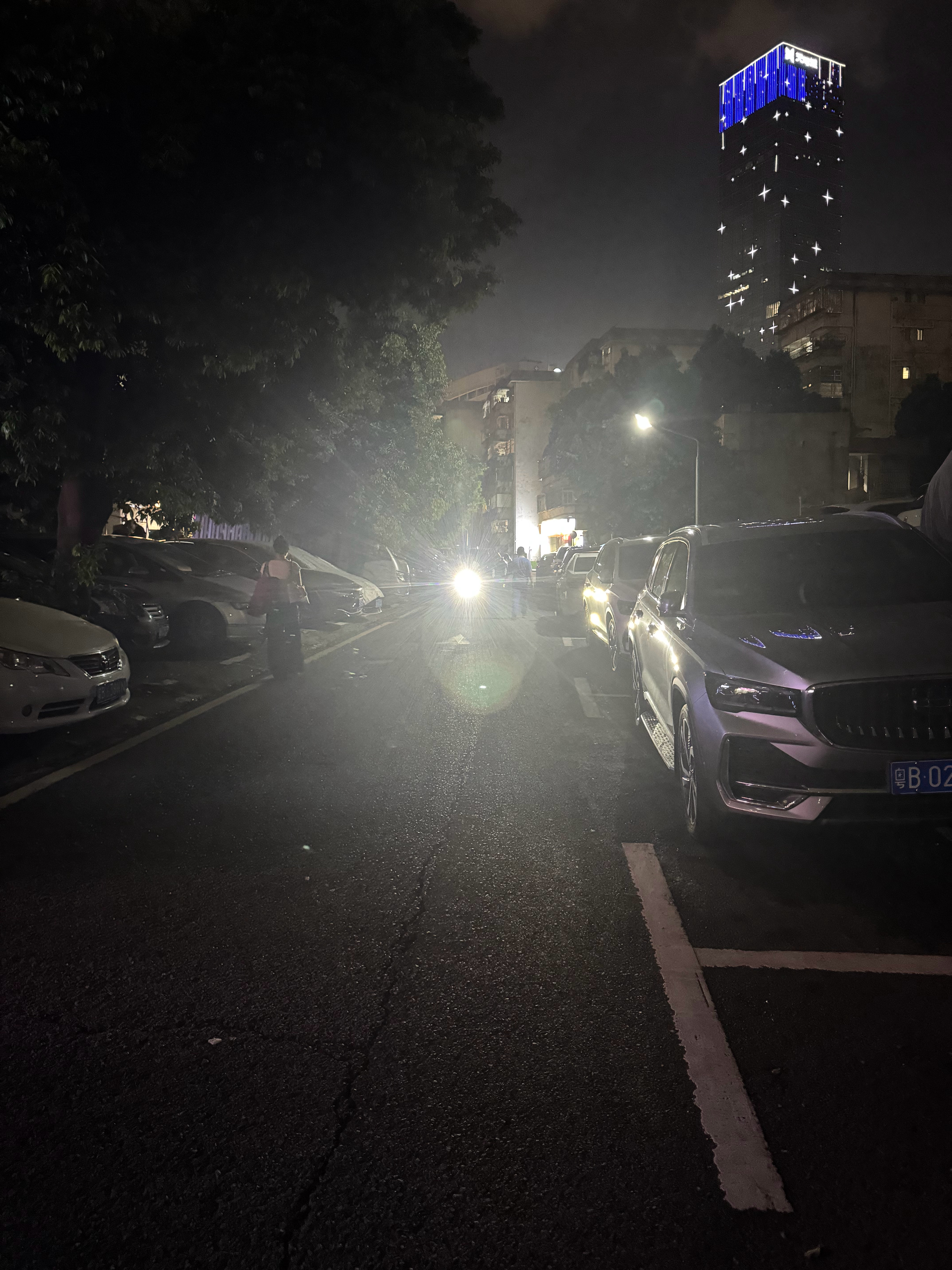 以后真有太阳燃烧殆尽的那一天也不用担心，108个小电动车就能满足一个中型城市全年