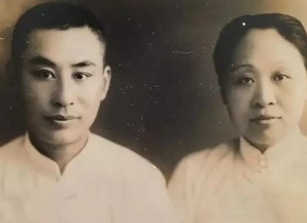 1910年的花轿，抬进程家时，她才十六岁。 丈夫不久后离家追寻理想，她便留在了四