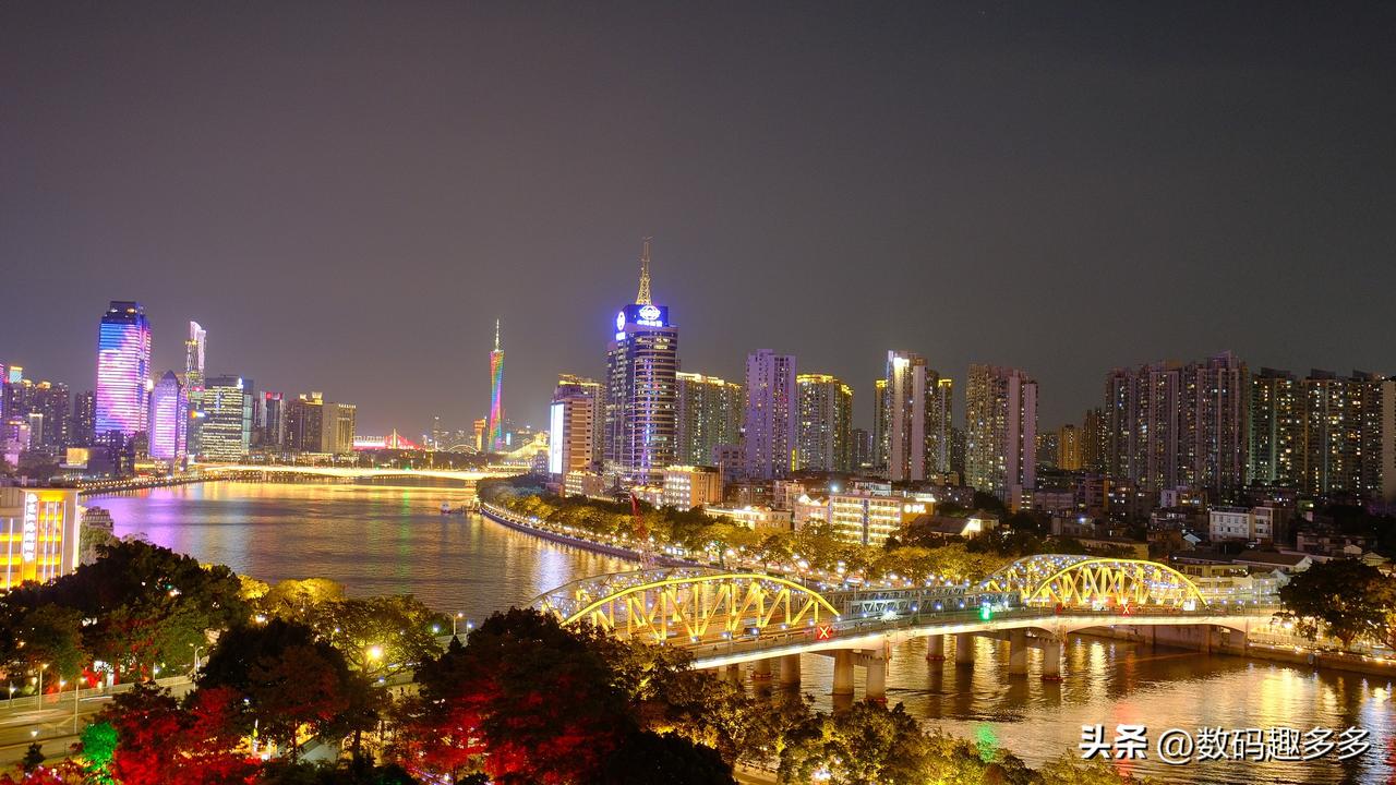 星寰广场7楼观景平台，能同时拍到漂亮的双桥（海珠桥与解放桥）机位，推荐蓝调时刻上