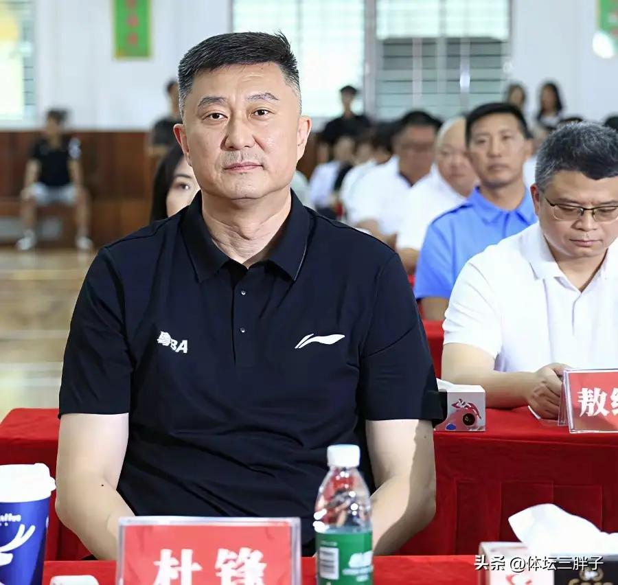 陈海涛对杜峰，杜峰对陈海涛！陈海涛是广东东莞男篮俱乐部的投资人董事长，杜峰是广东