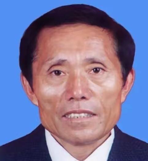 一个文盲村支书，自己掏6万办厂，一年干出200万。年底股东们坐一桌，死活不肯让外