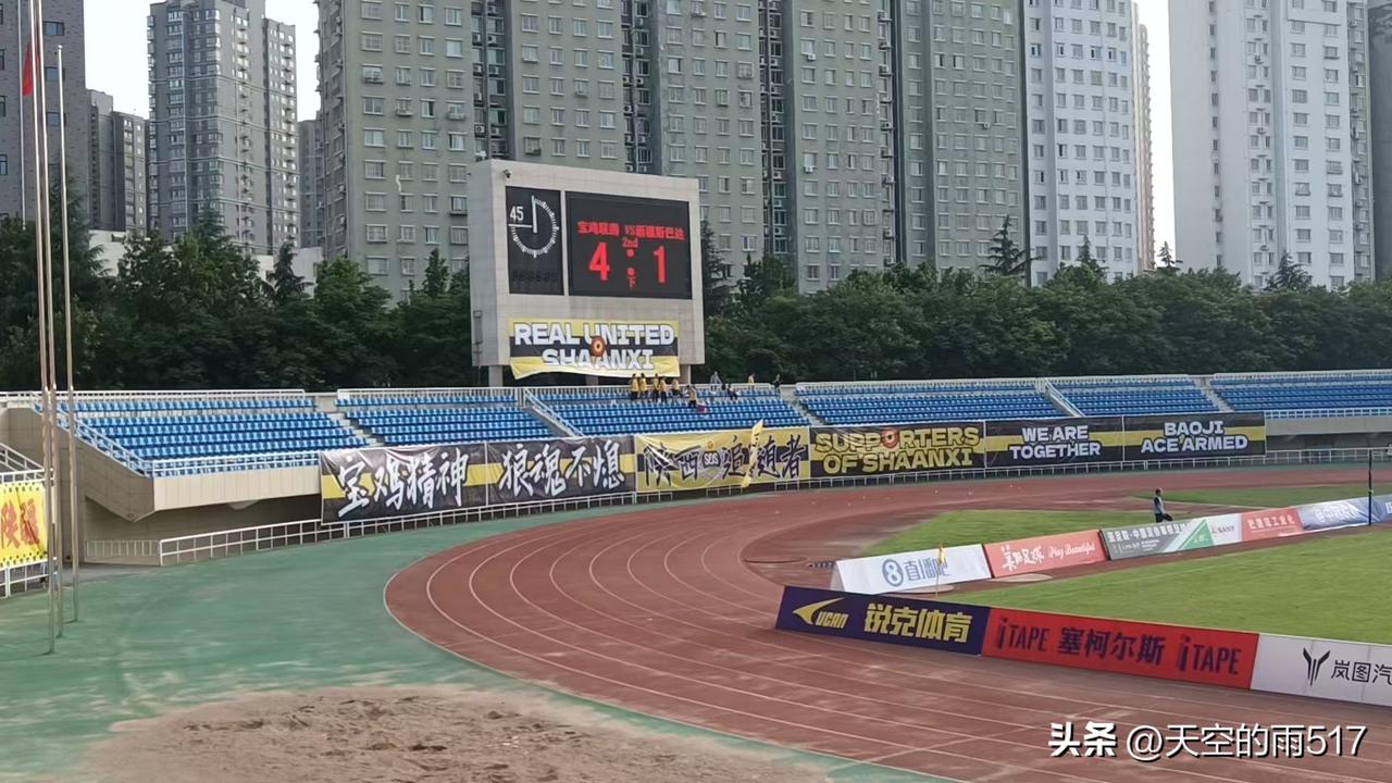 刚刚结束的中冠联赛宝鸡赛前的一场关键战结束，陕西联腾4-1击败新疆斯巴达。
这场