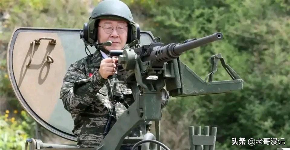 2026年6月24日，韩国延坪岛瞭望台。韩国总统李在明身穿防弹背心，头戴战术头盔