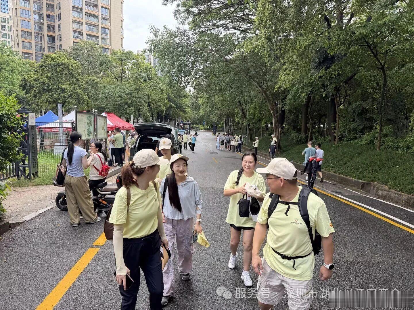 仲夏荔红映南山，登高望远叙乡情——我商会参加南山区千人登山活动品『南山荔枝』游『