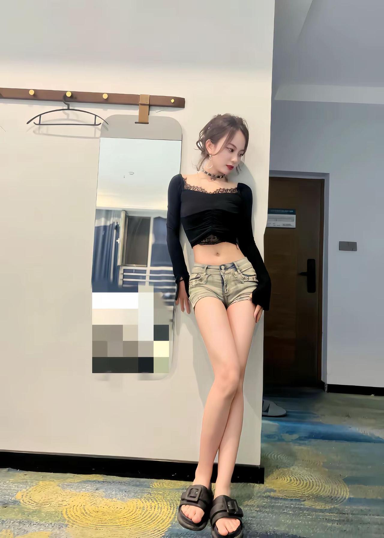 起床了 身边没人还睡那么起劲喊mam 穿搭