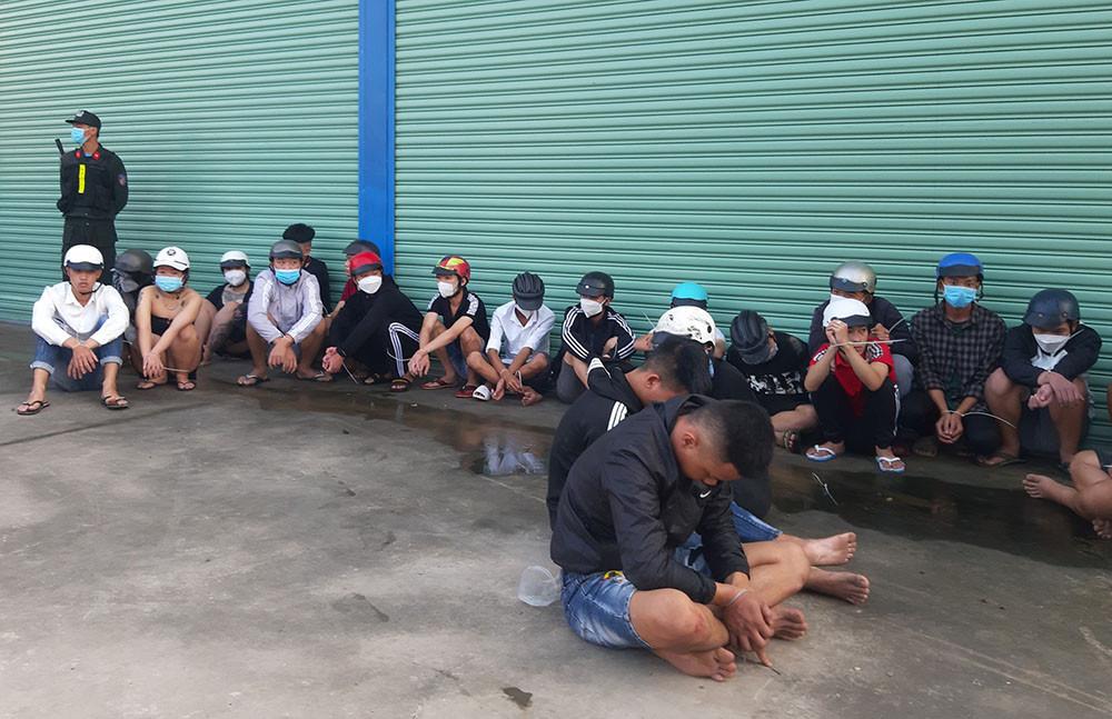 越南前江交警抓获的非法赛车青年，逮捕了24人，并抓住了18辆各种摩托车，其中包括