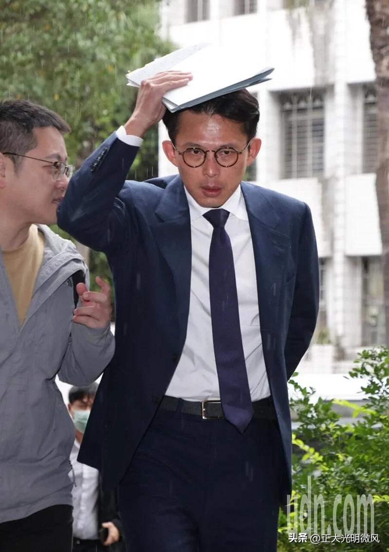 民众党主席黄国昌因在立委任内于立法院质询时，播放疑似京华城案的侦讯示范带，遭检举