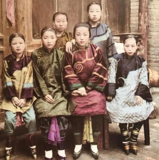 清末时期，一家大户人家如花似玉的六个个小妾的合照，这家男主人真是太幸福了。
这六