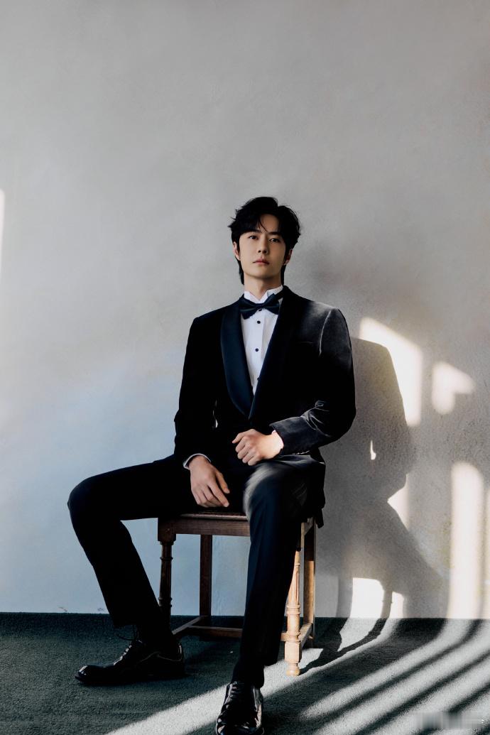 王一博斑驳光影大片  王一博沉稳俊雅  家人们，王一博这组大片太有感觉了，斑驳光