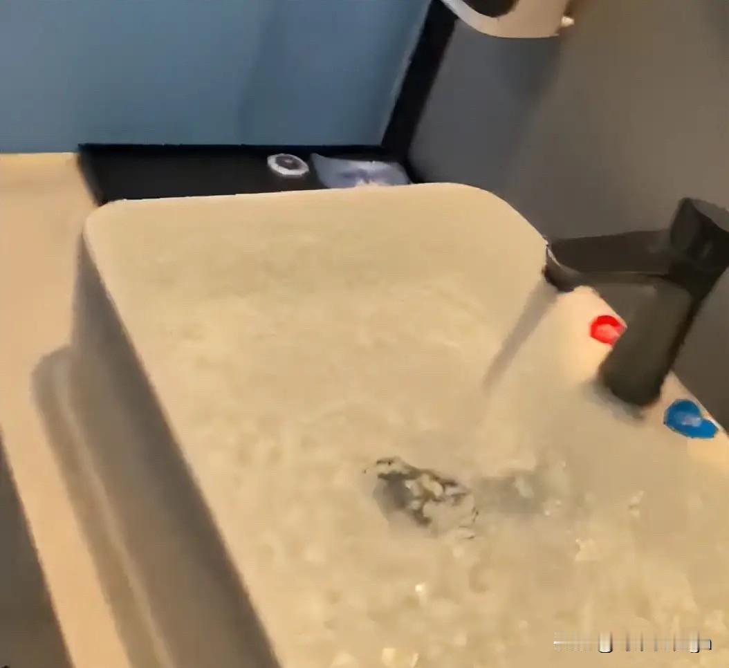 “真是无语了！”一江西籍女子在网上花108元订了一间位于三亚市海棠区某酒店，可半