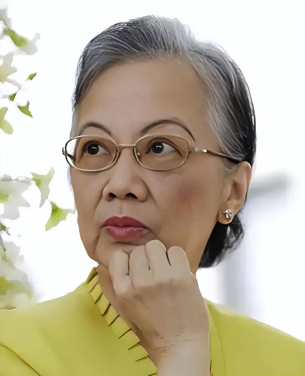 1986年，她成为全球首位华人女总统，还宣称自己是中国人，上台后就把美军赶出国。