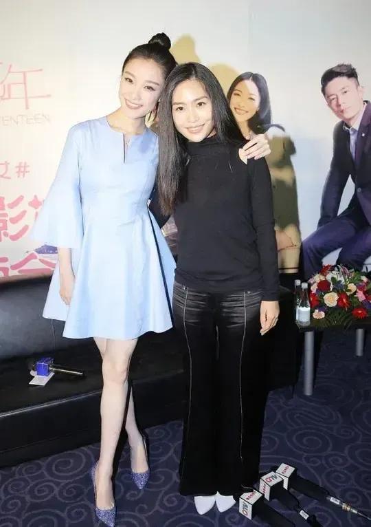 旁边这小妮子是谁？丸子头，小迷裙，俏皮的笑模样，再看修长的铅笔腿，简直就是个美丽