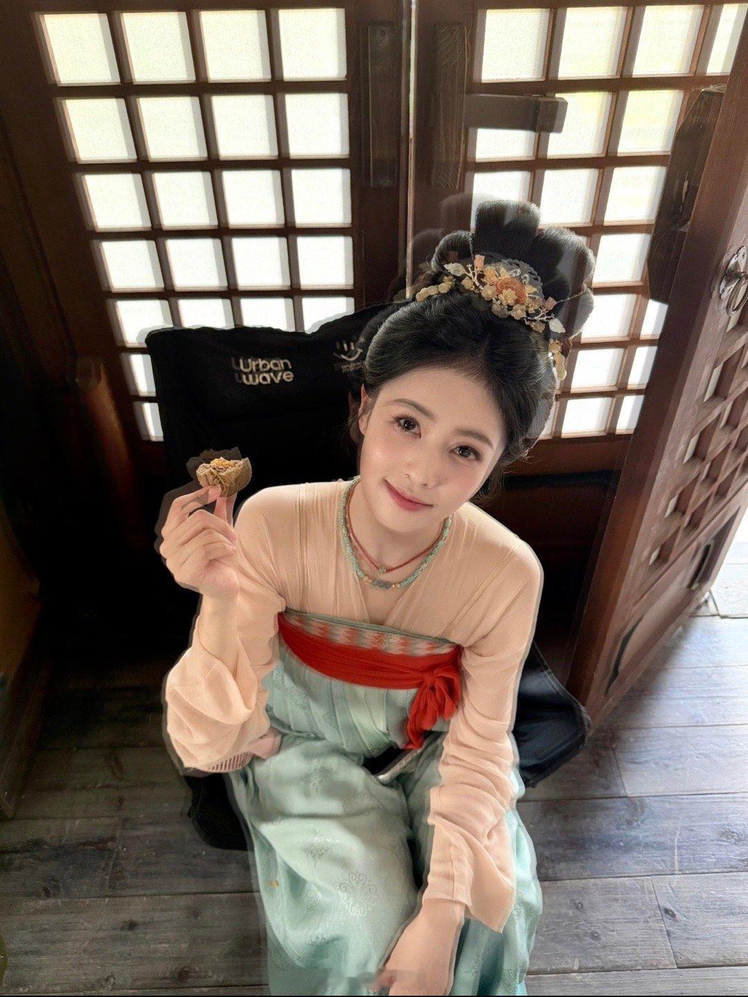 白鹿live图叶璃喂你吃月饼啦 哦哟！白鹿中秋节喂你吃月饼啦 ​​​