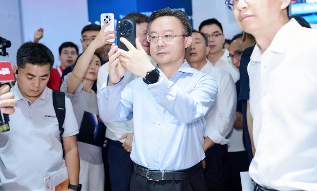 大模型不是终点：从WAIC趋势看算力平台的"全科"能力
"仅靠大语言模型走不到A