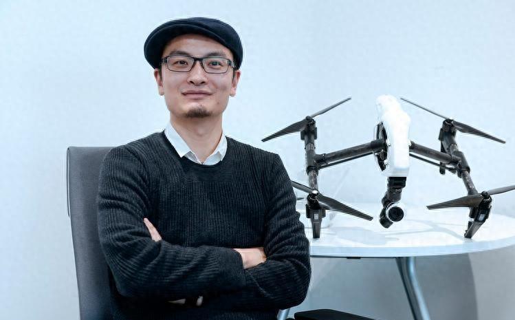 “这世界简直蠢得不可思议！”你能想象吗？这话出自一位身价千亿、隐身整整十年的中国