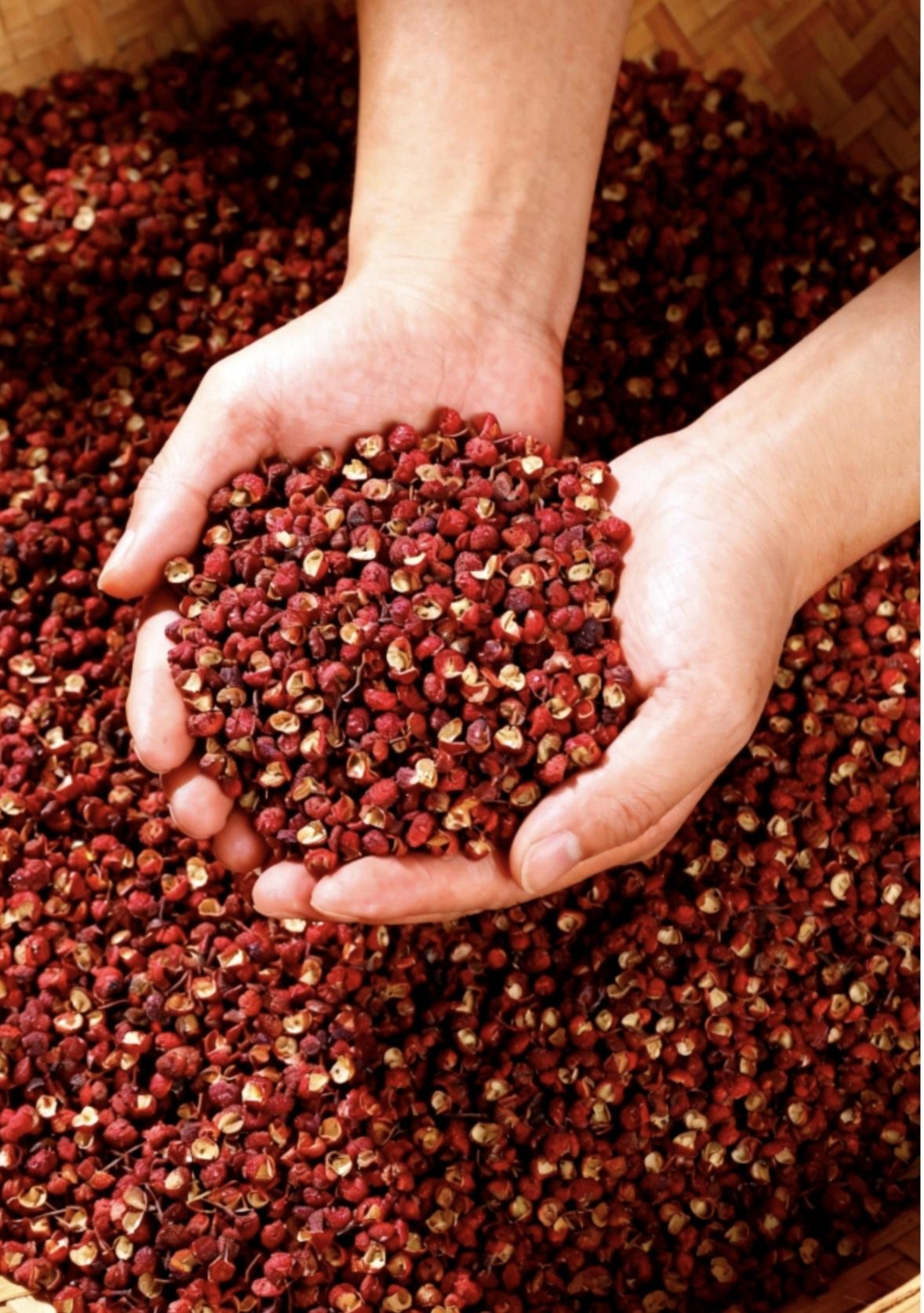 78岁的李阿姨最近总对着镜子叹气，
眼角的皱纹一道叠着一道，
爬得满脸都是，就连