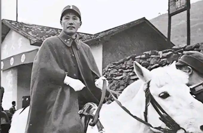 1975年台北，蒋介石弥留之际，回想起当年大陆战局失利的无数个夜晚，一直心中存有