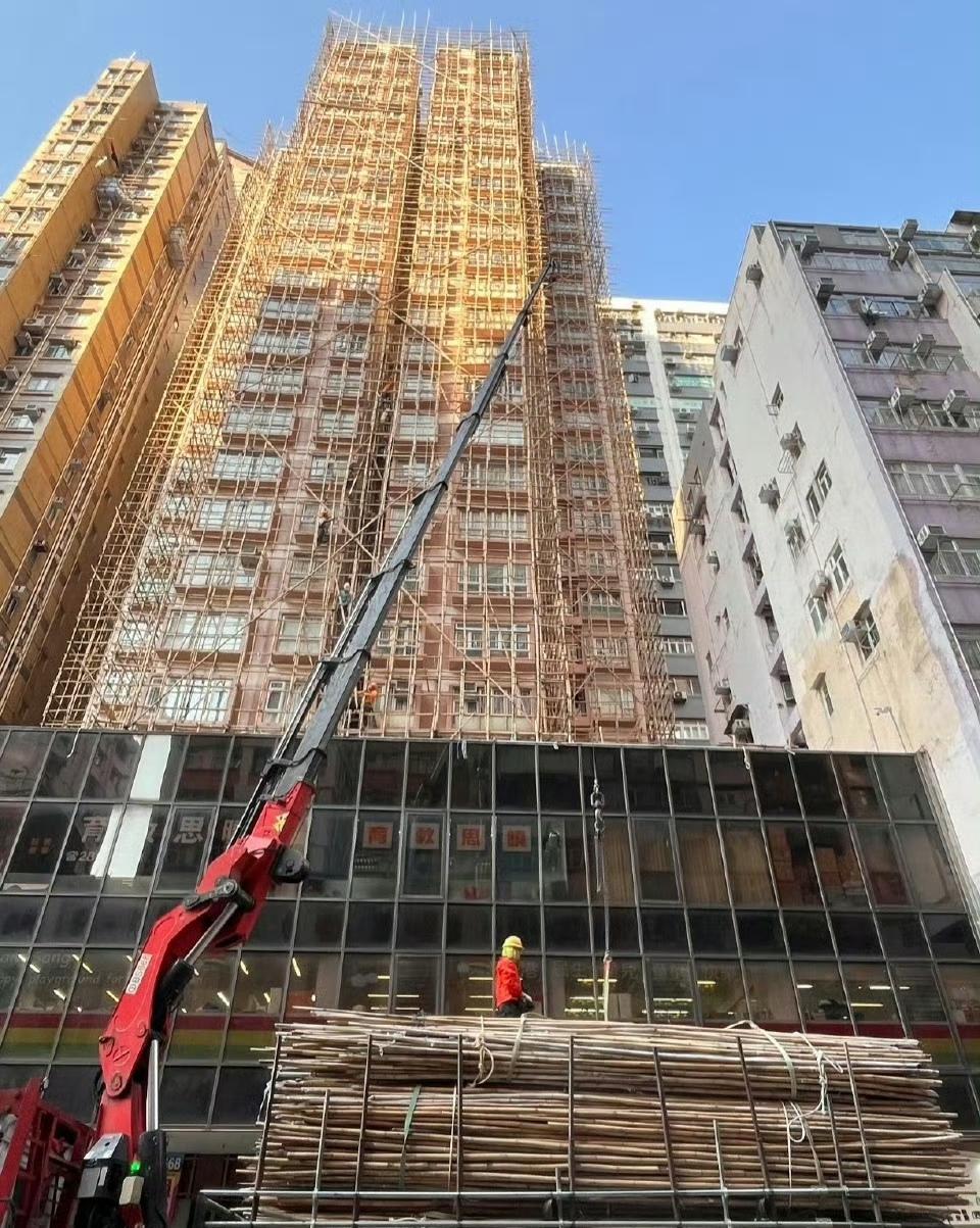 香港还在用竹脚手架这事，为什么那么难改进？就像我所在城市，自动升降式脚手架又安全