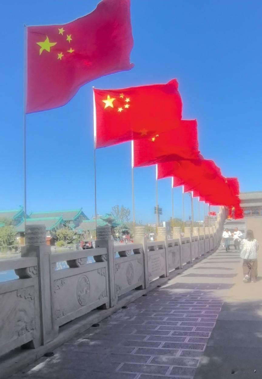 国庆假期接近尾声，
加班生活还没结束，
只能跟着别人发的图片，
一起游览祖国大好