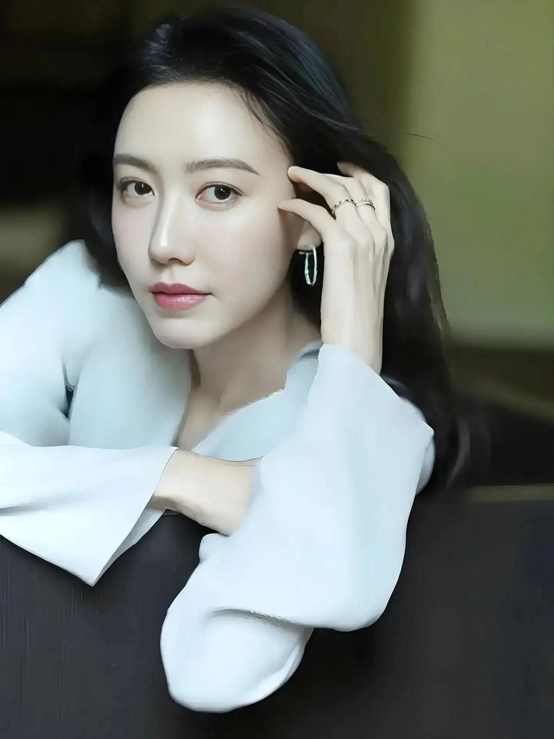 女星中迷人的有很多，不过，我真的挺喜欢高露的，她温柔美丽，优雅端庄，她静如她处子